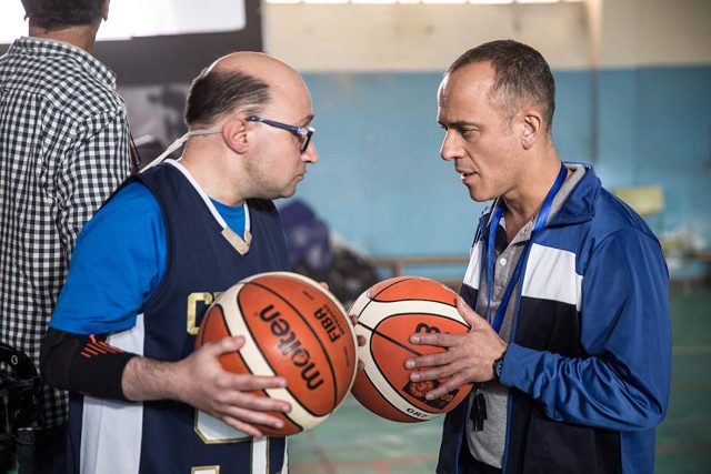 Jesús Vidal junto a Javier Guitérrez en una secuencia del filme 'Campeones'