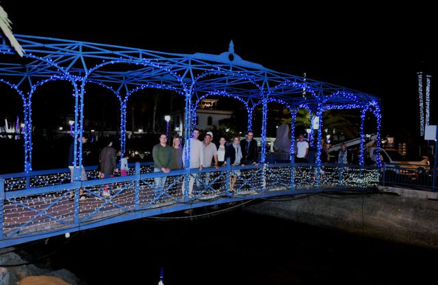 Miembros del grupo de Gobierno en uno de los puentes iluminados de Playa de Mogán