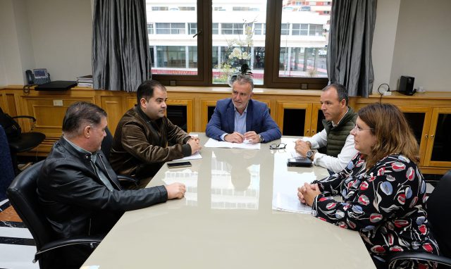 Momento de la reunión entre miembros de la Federación Nacional de Salud y Ángel Víctor Torres