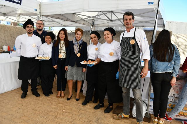 Onalia Bueno y Alba Medina con parte del alumnado del IES Arguineguín presente en el GASTROFORO