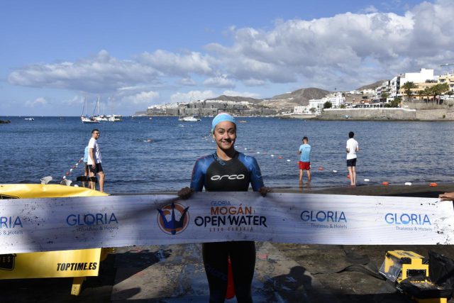 Primer Puesto Podio Femenino De La Distancia De 10.100 Metros De La Iii Gloria Mogán Open Water Ainhoa Santana A Su Llegada A La Playa De Las Marañuelas