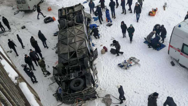 19 muertos tras caer un autobús a un río congelado en Rusia