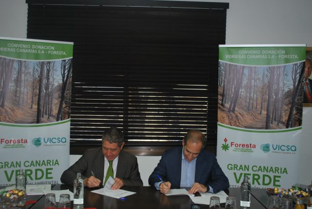 Momento De La Firma Del Acuerdo Entre Foresta Y Vidrieras Canarias