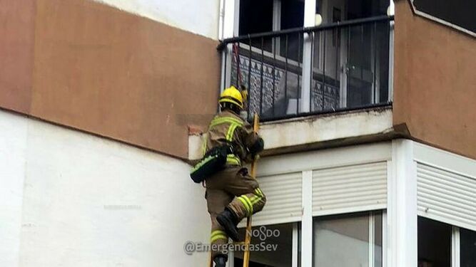 Rescatada una niña de cuatro años en Sevilla tras pedir ayuda desde un balcón