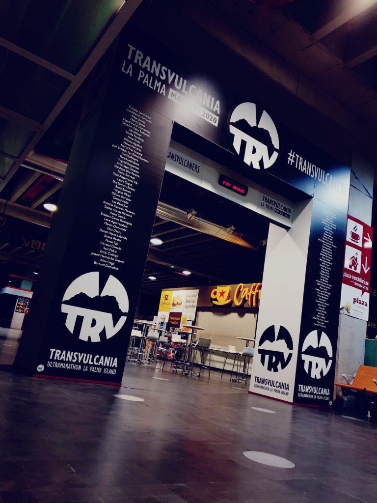 El mítico arco de meta de Transvulcania dará la bienvenida a los viajeros hasta Mayo.