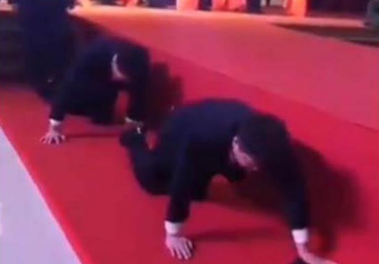 Un grupo de ejecutivos chinos se humilla gateando tras no alcanzar los objetivos comerciales