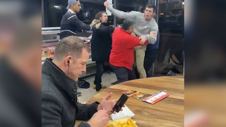 Un hombre se viraliza tras mantenerse impasible ante la pelea que se desató en el restaurante donde cenaba