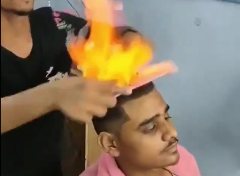 ¡Qué corte!: un peluquero ‘rapa’ a sus clientes utilizando fuego