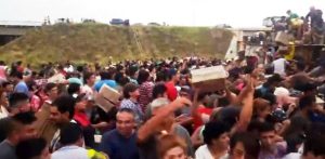 Caos En Argentina Tras El Vuelco De Un Camión Cargado Con Galletas Saladas 2 28F269D6 5766 48B7 Bc79 Bf625Ada3Fec