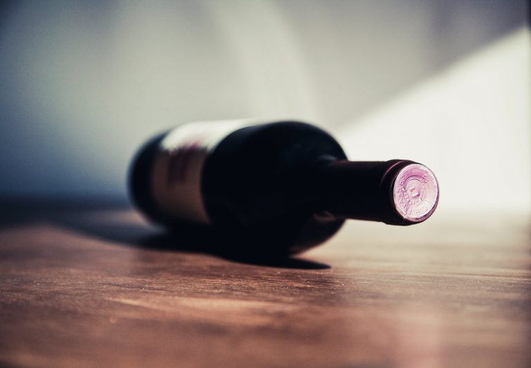 Una joven se viraliza tras abrir una botella de vino sin utilizar un abrecorchos