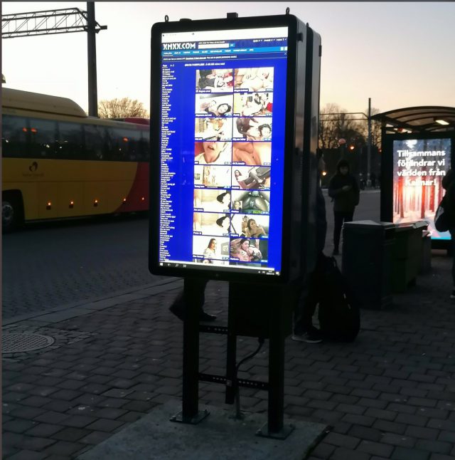 Una Pantalla De Información De Una Estación De Autobuses Emite Porno Tras Un Ataque Informático 1 538C035D E457 478D 9276 De02E8269000