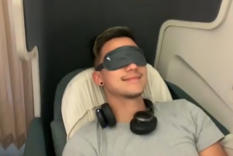 Polémica: un ‘youtuber’ finge una lesión para volar en primera clase