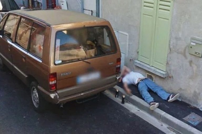 Google Street View captura  a un hombre ‘durmiendo la mona’ en plena calle