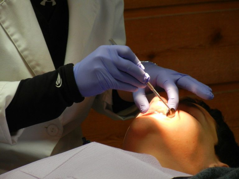 Suspendido un dentista al que grabaron operando a un paciente sobre un patín eléctrico