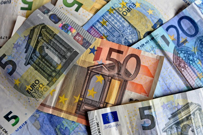 Lluvia de billetes falsos en una carretera de Galicia