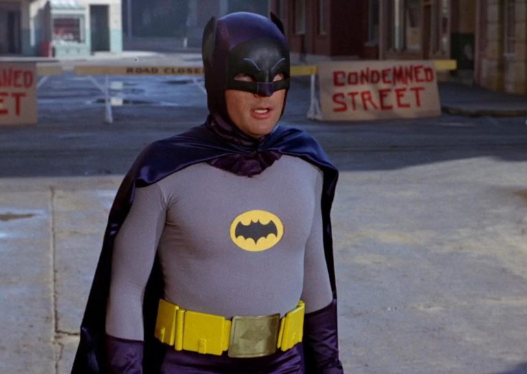 El actor de Batman asegura que le dieron píldoras para reducir sus genitales y no ‘marcar’