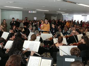 Dos Niños Del Huc Dirigiendo A La Ost