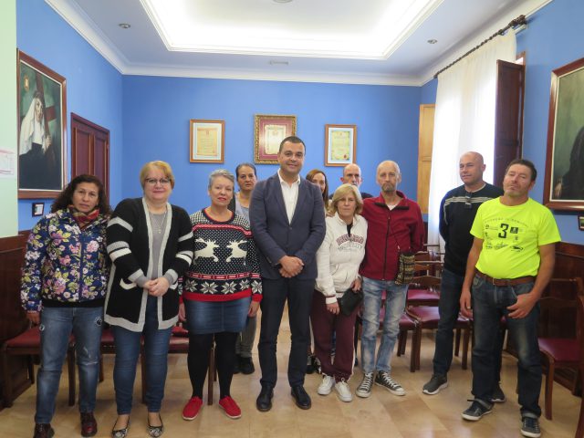 El alcalde, Pedro Rodríguez, junto a los integrantes del proyecto Recupera-T