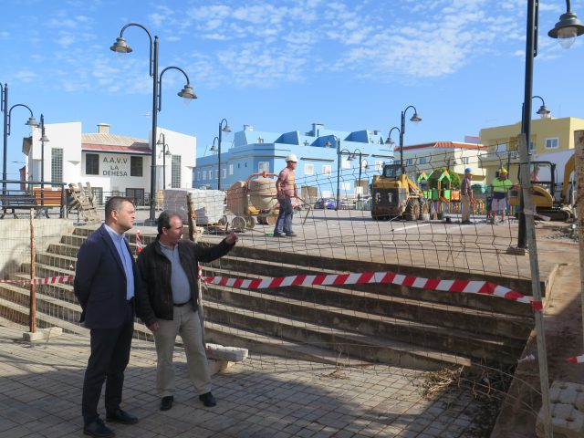 El alcalde, Pedro Rodríguez, junto al concejal de Obras, Aniceto Aguiar, durante la visita a los trabajos