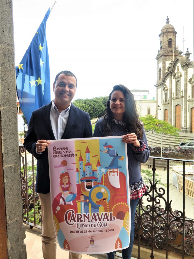 El alcalde, Pedro Rodríguez, y la concejala de Festejos, Ainhoa Martín, muestran el cartel del Carnaval 2020