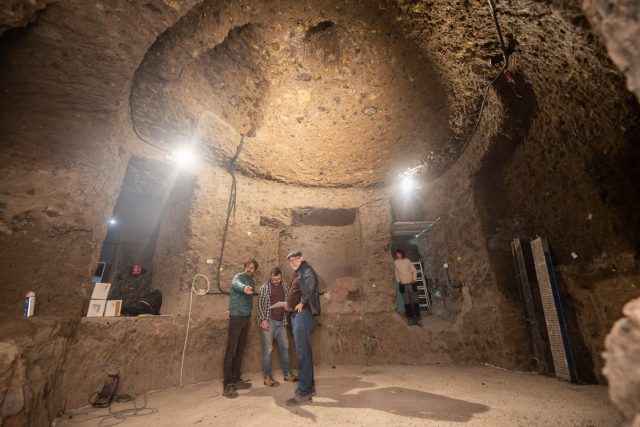 Personal Del Cabildo Y De Factum Arte Hoy En El Espacio Donde Se Ubicará La Réplica De Risco Caído