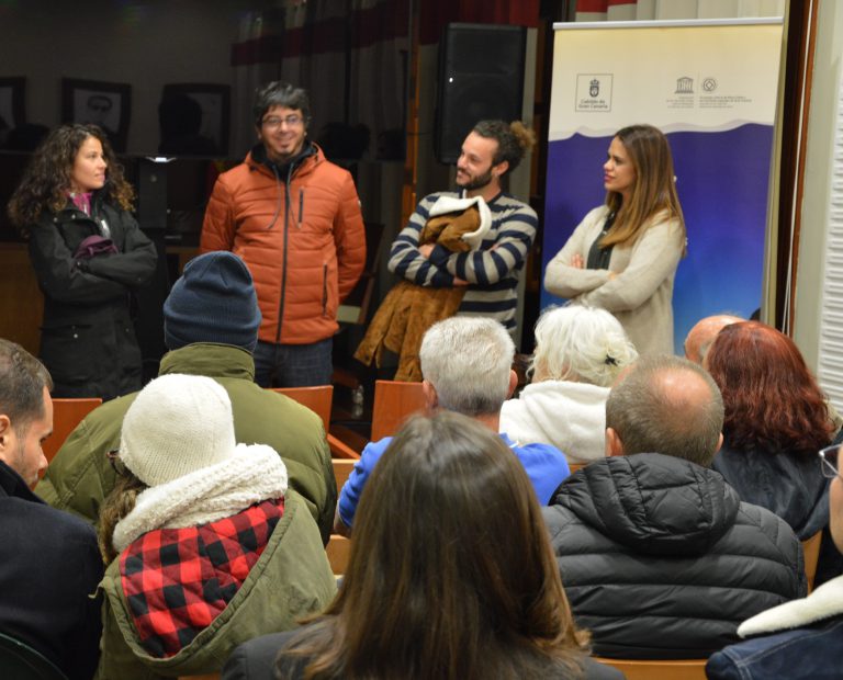 La proyección del documental ‘Axis Mundi’ en Tejeda sitúa a los habitantes de la cumbre de Gran Canaria ante el espejo “porque refleja esta tierra como es”