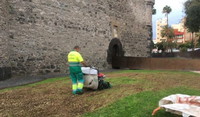 Siega Y Escarificado Del Césped En Los Alrededores Del Castillo De La Luz