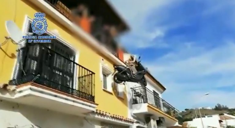 Encuentran una moto robada en la azotea de una casa de Málaga