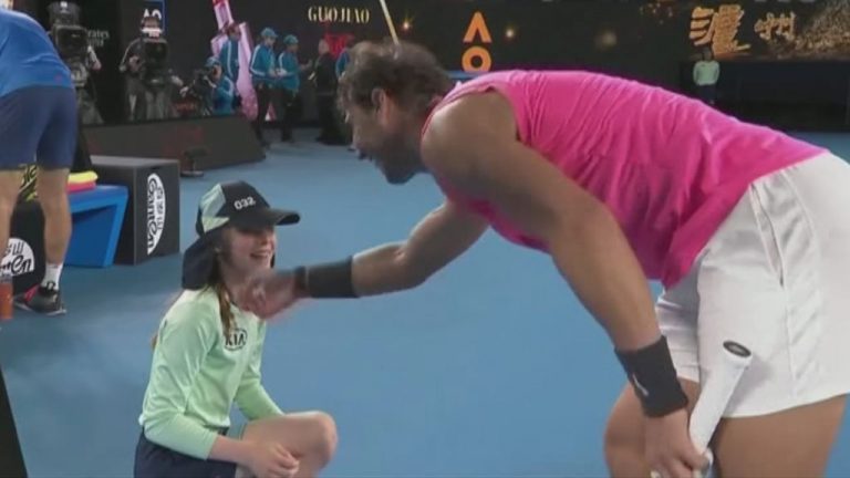 Nadal visita a Annita, la niña a la que dio un brutal pelotazo sin querer