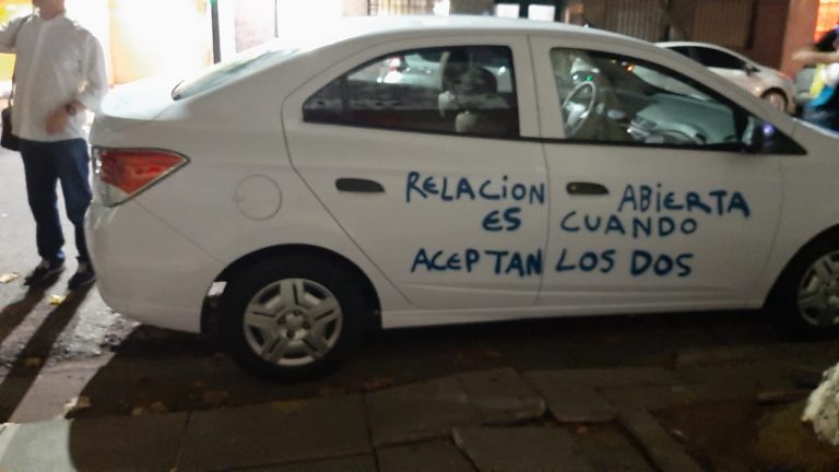 Encuentra su coche pintado por su ex: «Como bloqueaste, te lo escribo acá»