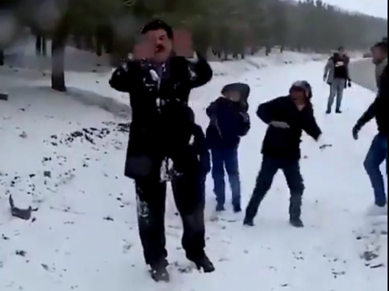 ‘Acribillan’ a bolazos de nieve a un reportero en pleno directo y arruinan su conexión