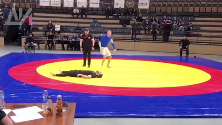 Un deportista se rompe el cuello durante un combate de lucha libre