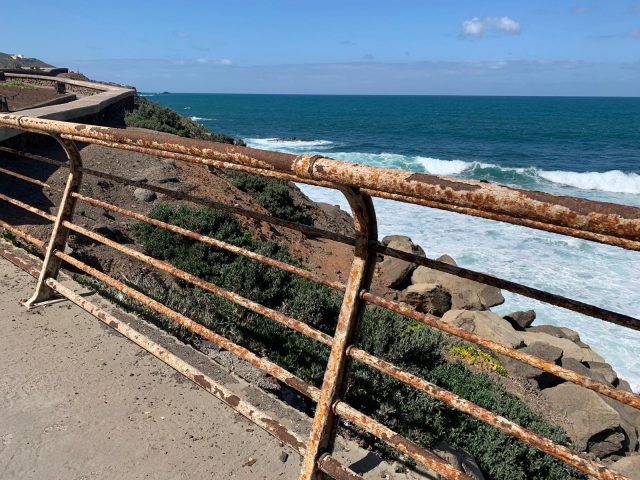 Barandilla En Mal Estado Entre El Parque Litoral El Rincón Y La Zona Del Atlante Imagen Cs