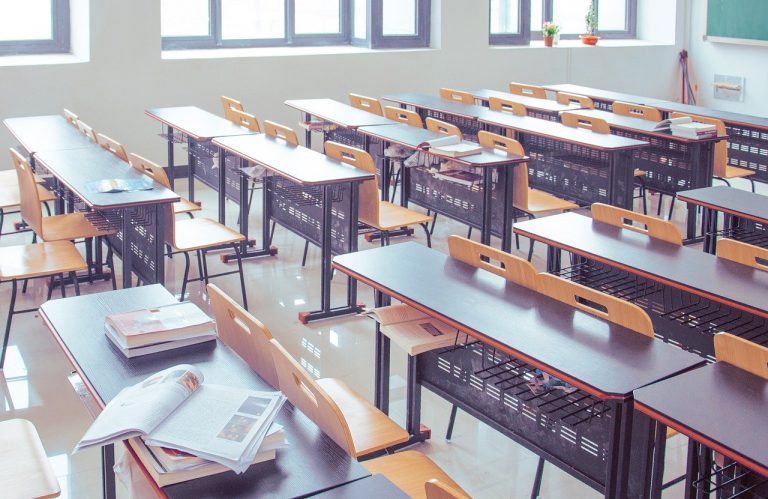 Un colegio llama a la policía después de que niña con síndrome de Down hiciera el gesto de disparar a su profesora