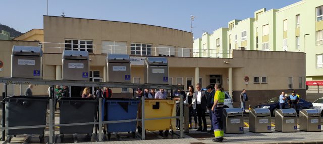 El alcalde y el director general de Industria y Consumo junto a los contenedores soterrados de Lomo Guillén
