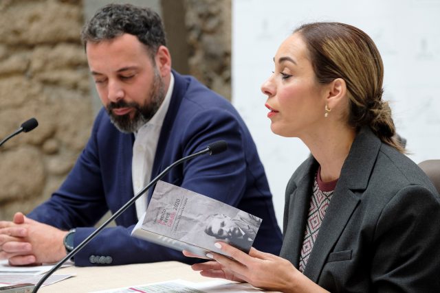 Guacimara Medina Y Rubén Pérez Durante La Presentación En La Casa Museo Pérez Galdós.