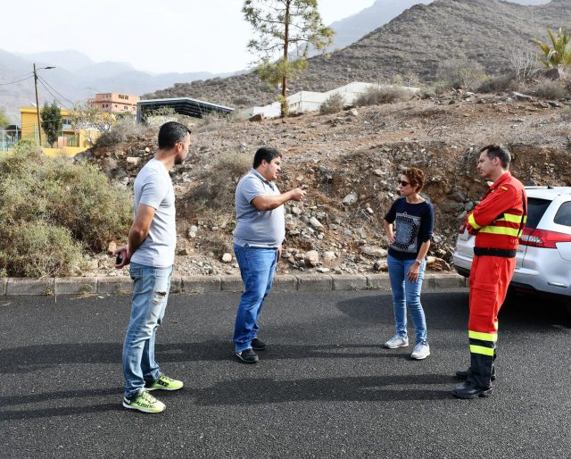 La Alcaldesa Bueno Junto A Navarro Becerra Explican Al Efectivo De La Ume En Mogán Casco El Espacio Que Se Habilita Para La Instalación De La Base De Operaciones