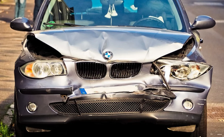 Atropella a un peatón y conduce con el cadáver incrustado en el coche hasta un bar