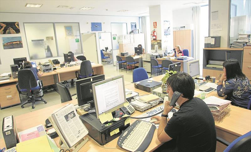 Suspender De Empleo Y Sueldo A Los Trabajadores Que Lleguen Tarde, Una Nueva Medida Para Funcionarios 2 Funcionarios Fuente: Europa Press