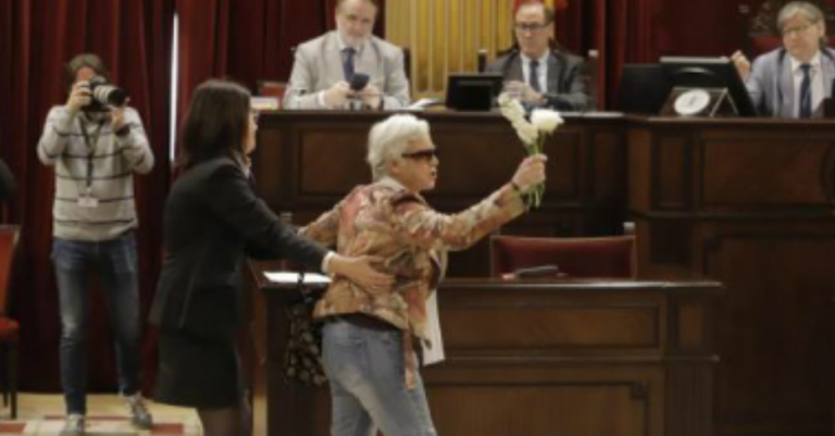 Una mujer irrumpe en el Parlamento Balear y exige justicia para los niños «violados»