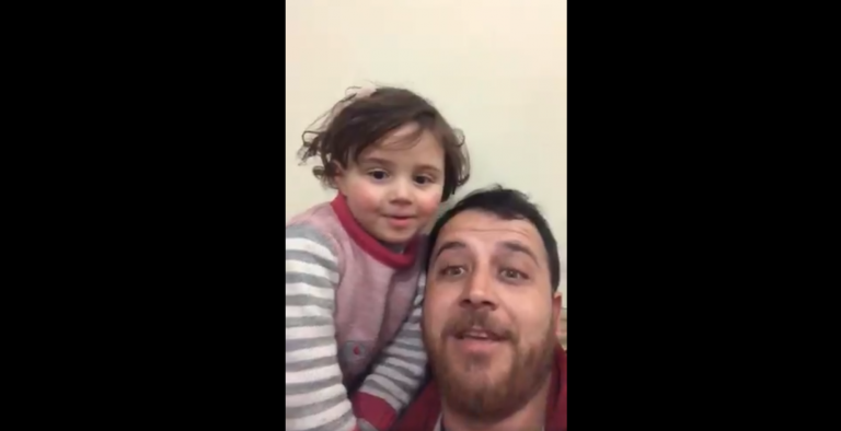 ‘La Vida es Bella’: un padre inventa un juego para que su hija no se asuste de los bombardeos en Siria