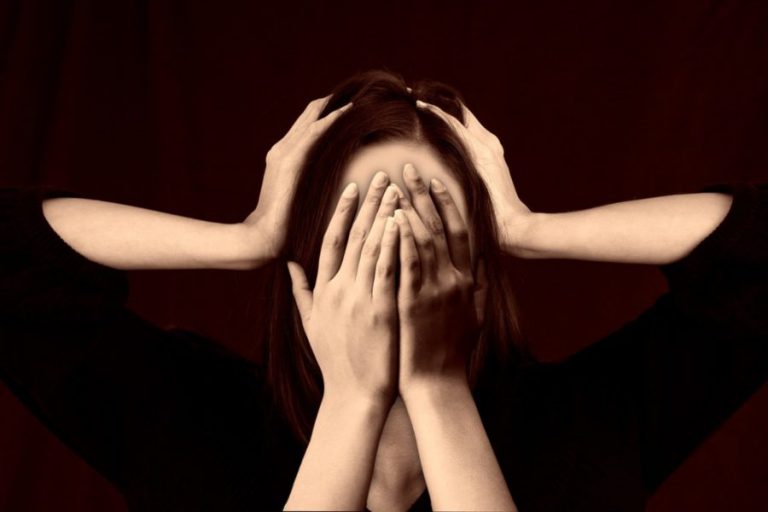“Los pacientes de migraña deben aprender a identificar y evitar los desencadenantes de las crisis, como alimentos, olores fuertes o la falta de sueño”