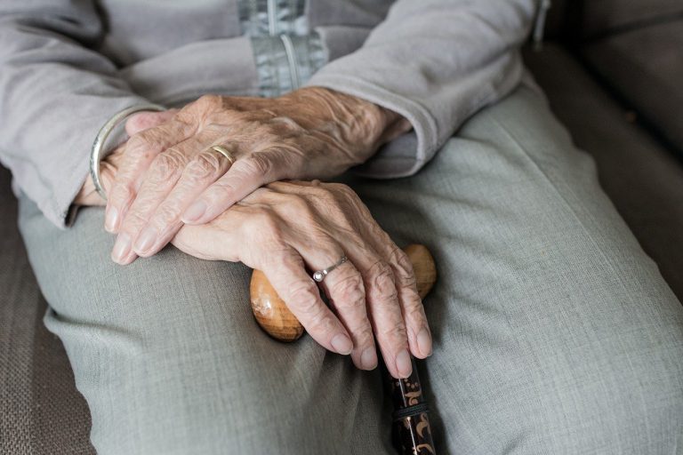 Fallece una anciana tras ser empujada por otra mujer por no mantener ‘la distancia social’