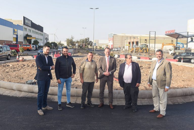 El  Polígono Industrial de Arinaga gana setenta plazas de aparcamiento y una glorieta para facilitar el tránsito de vehículos