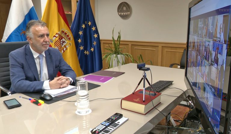 Canarias recibe este martes material de protección sanitaria distribuido por el Ministerio de Sanidad y material obtenido por el Gobierno de Canarias
