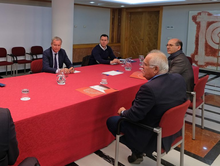 El consejero Sebastián Franquis se compromete con la patronal del transporte terrestre a gestionar la agilización de los pagos dependientes del Gobierno de Canarias