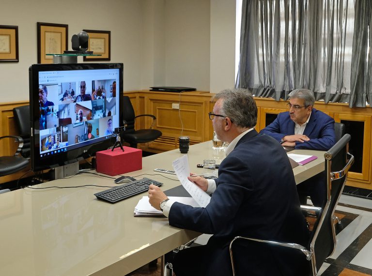 El presidente de Canarias mantiene un nuevo encuentro con los representantes de la Fecam y la Fecai para evaluar la situación del Covid-19