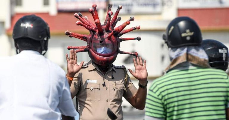 Un policía utiliza un ‘casco-coronavirus’ para alertar a la población sobre la pandemia
