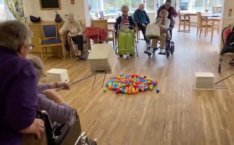 Los ancianos de una residencia recrean el famoso ‘Traga-Bolas’ haciendo de hipopótamos sobre sus sillas de ruedas