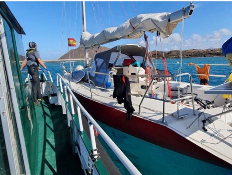 La guardia Civil abastece a dos turistas varados en alta mar por la imposibilidad de entrar a puerto